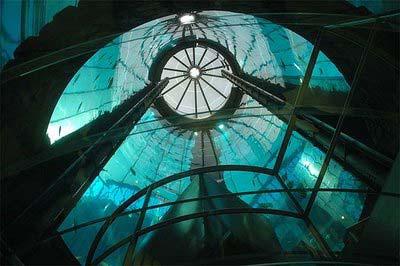 معماریهمچنین این امکان برای مهمانان و مسافران فراهم شده که با استفاده از یک  آسانسور شیشه ای به بالای آکواریم رفته و در رستورانی که بر روی سقف شیشه ای  اش وجود ...